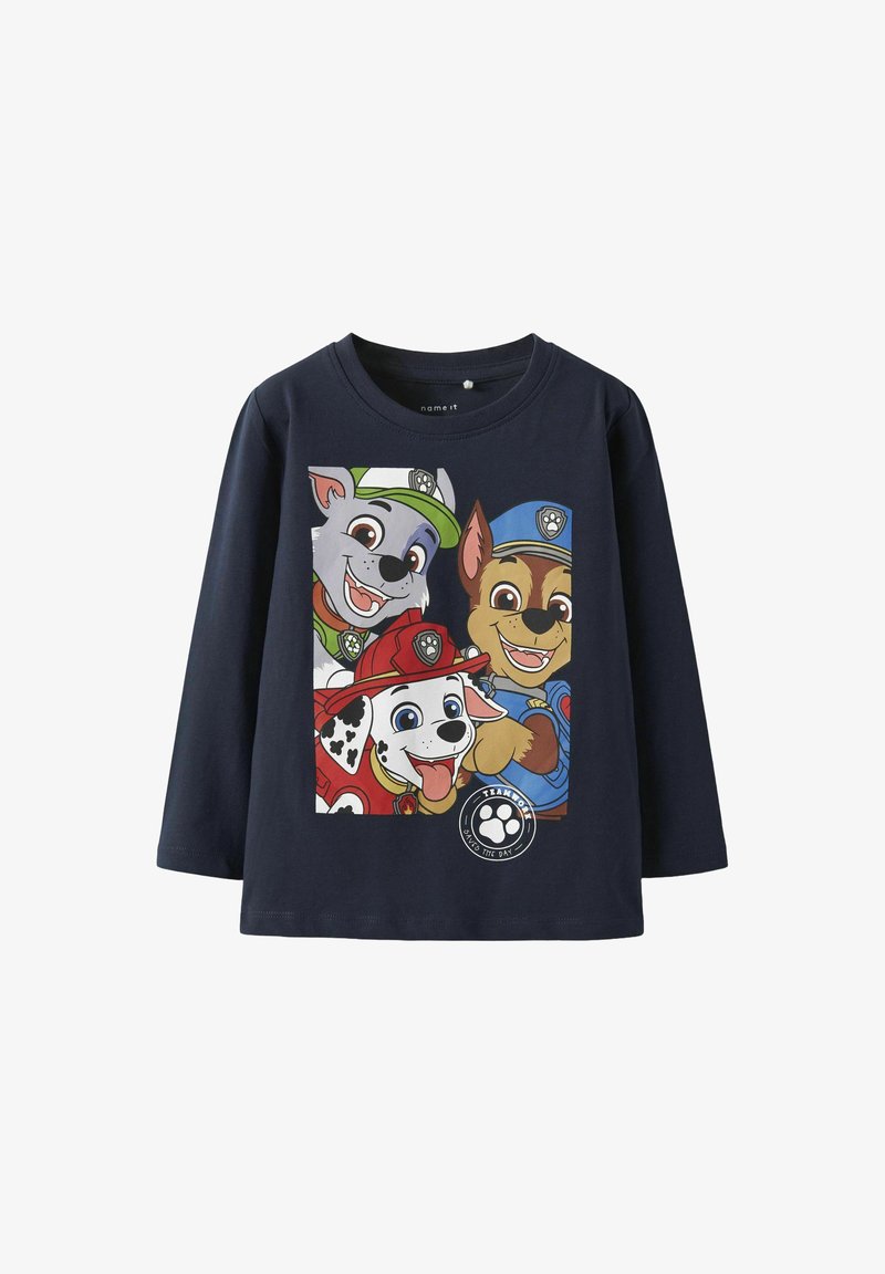 T-shirt à manches longues bleu marine avec un imprimé graphique de chiens de dessin animé portant des chapeaux de policier, avec des accents verts et rouges, fabriqué en tissu de coton doux.