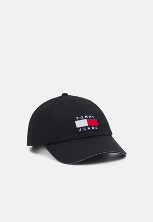 Cappellino da baseball nero in tessuto. Presenta una toppa rettangolare con il logo di Tommy Jeans in blu, rosso e bianco sul davanti. Visiera curva.