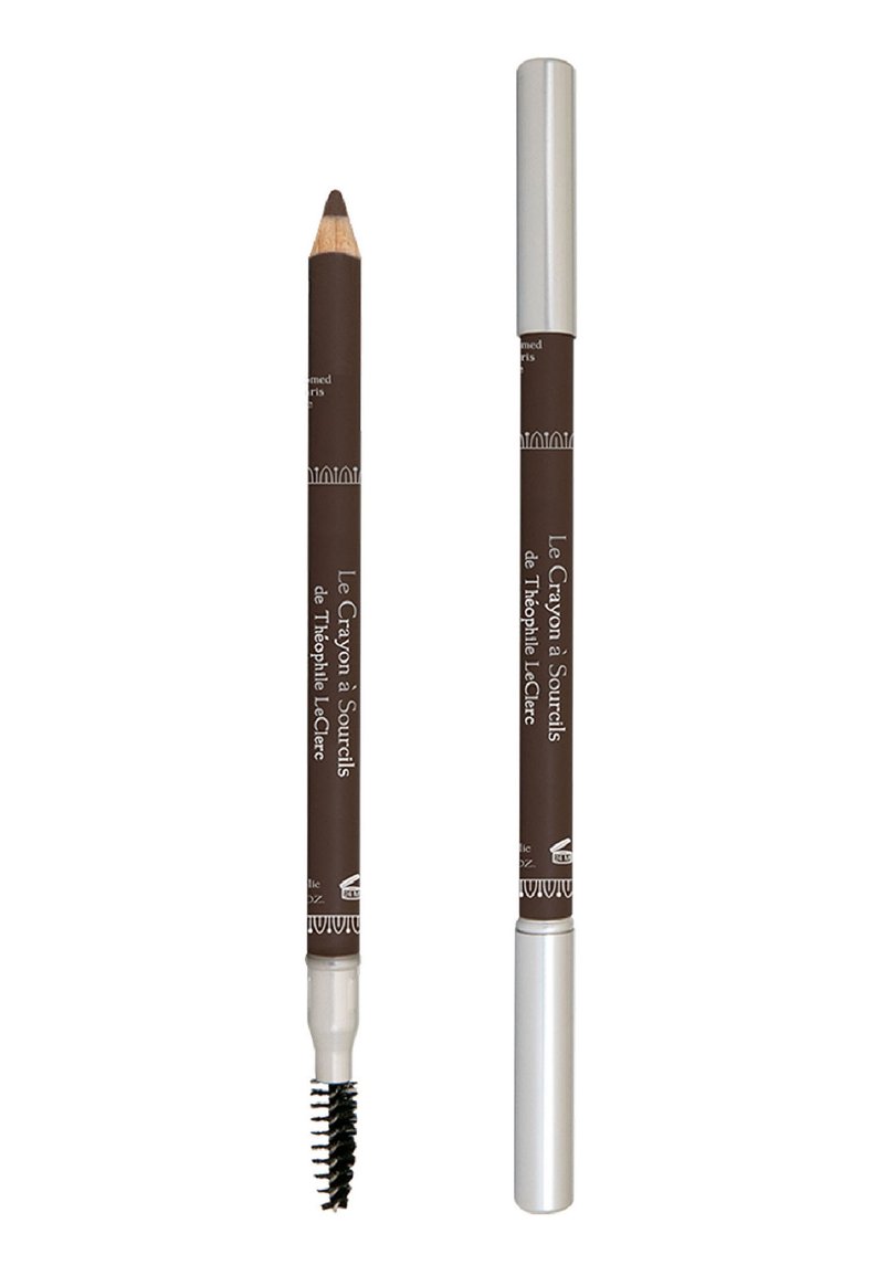 Matita per sopracciglia marrone con punta affilata. Presenta un pennello a spazzola da un lato e un tappo argentato, etichettato con testo bianco.