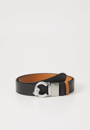 Cintura in pelle nera con fibbia in argento spazzolato. Presenta un'esterno liscio con una fodera arancione e un dettaglio decorativo sulla fibbia.