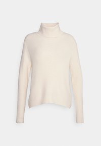 Maglione a collo alto a coste di colore crema, con maniche lunghe e una vestibilità leggermente rilassata.