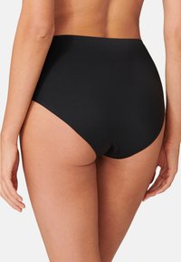 Höga svarta bikiniunderdelar, med slät tyg, sömlös design, en enfärgad nyans och en måttlig skärning för täckning.