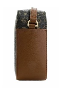 Borsa in pelle marrone con superficie texturizzata e motivo a monogramma sulla parte frontale. L'hardware dorato e il design verticale ne distinguono l'aspetto.