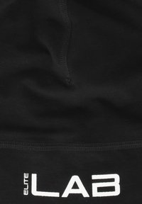 Shorts de sport noirs avec une texture lisse, présentant un logo "ELITE LAB" blanc et des coutures contrastantes le long de la taille.
