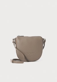Kruhová, taupe kožená crossbody taška s embosovaným logom. Obsahuje zips a nastaviteľný popruh. Textúrovaný povrch s hladkými akcentmi.