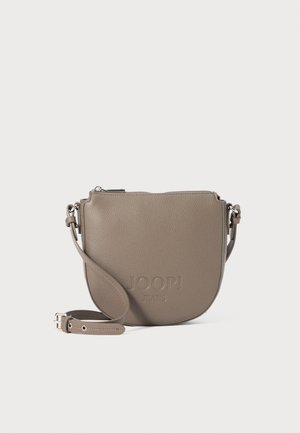 Okrągła, taupe'owa skórzana torebka crossbody z tłoczonym logo. Posiada zamek błyskawiczny i regulowany pasek. Teksturowana powierzchnia z gładkimi akcentami.