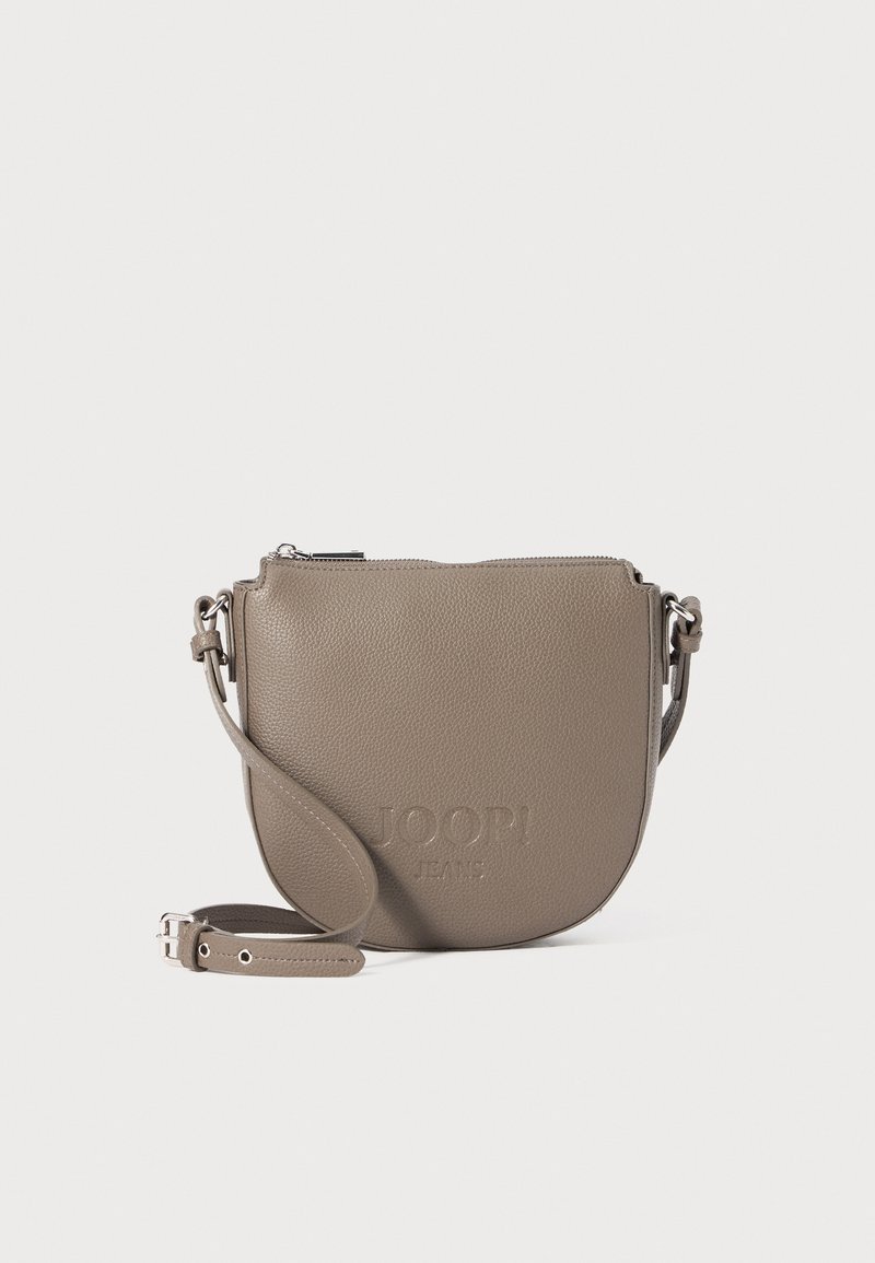 Kruhová, taupe ko�žená crossbody taška s embosovaným logom. Obsahuje zips a nastaviteľný popruh. Textúrovaný povrch s hladkými akcentmi.