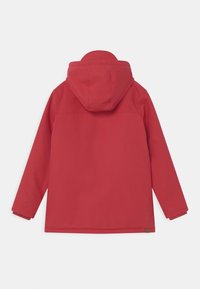 Veste rouge à capuche, avec des manches longues et une texture lisse. Design simple, sans motifs ni éléments métalliques visibles, couleur unie sur toute la surface.