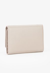 Portafoglio in pelle beige chiaro con una texture liscia, forma rettangolare e design minimalista. Caratterizzato da una patta pieghevole e bordi cuciti.
