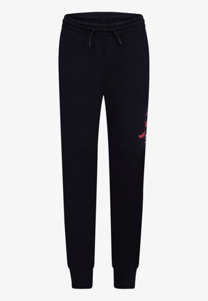 Černé teplákové kalhoty s elastickým pasem a šňůrkou, zužující se nohavice s manžetami a částečná červenobílá grafika na pravém stehně.