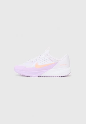 Scarpa da corsa Nike con una tomaia bianca, dettagli in lavanda e rosa, caratterizzata da un design in rete, suola imbottita e suola in gomma texturizzata.