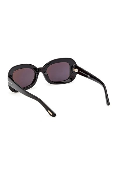 Lunettes de soleil rectangulaires noires avec des montures épaisses et brillantes et des verres teintés foncés, présentées en angle sur un fond blanc.