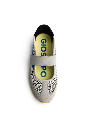 Zapato gris con diseño de lunares, cierre de velcro y detalles en azul; cuenta con un interior amarillo con la marca "GIOSPO" en la plantilla.