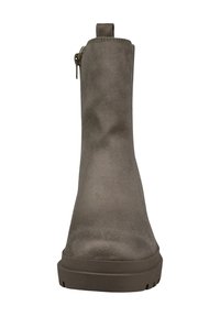 Szary botek na kostkę z imitacji zamszu, o gładkiej fakturze, zaokrąglonym nosku, zamkiem błyskawicznym z boku oraz trwałą gumową podeszwą z rowkami.