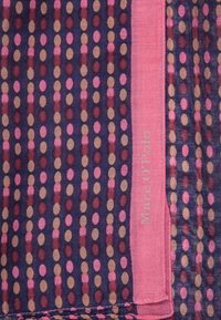 Écharpe en textile avec un fond bleu marine foncé orné de motifs verticaux d'ovales roses et beiges. La bordure rose affiche "Marc O'Polo" en gris.