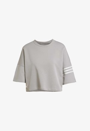 Camiseta gris corta con mangas cortas y anchas, escote redondeado y tres rayas blancas en la manga izquierda. Material suave de mezcla de algodón.