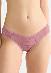 Roze katoenen onderbroeken met kantafwerking, met een zachte textuur en een subtiel zwart golvend patroon over de stof.