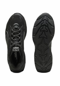 Pantofi atletici negri, cu partea superioară din plasă și suprapuneri sintetice, șireturi și tălpi exterioare din cauciuc texturat cu un model de bandă de rulare.