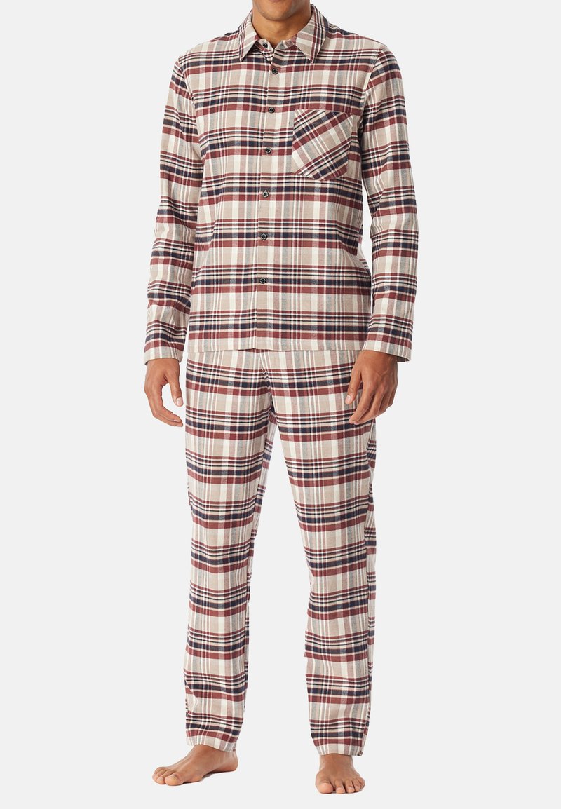 Pajama set w kratkę w kolorach czerwonym, białym i granatowym, wykonany z miękkiego materiału. Koszula z długim rękawem zapinana na guziki z kieszonką na piersi oraz pasujące spodnie.