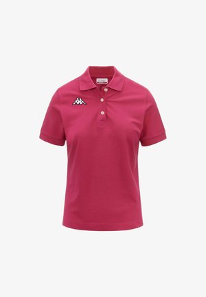 Polo en rose vif, en coton, avec un col, des manches courtes, une patte de boutonnage et un logo brodé blanc sur le côté gauche de la poitrine.