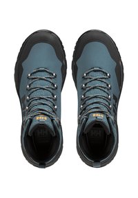 Botas de senderismo de textil azul con suela de goma negra, cordones de acento naranja brillante, puntera reforzada y cuello acolchado para soporte.