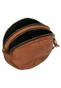 Borsa in pelle marrone con tre scomparti con zip, caratterizzata da una superficie testurizzata e dettagli in hardware bronzo.