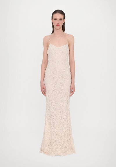 Abito da sera in pizzo color rosa tenue, con spalline sottili, motivo floreale, silhouette aderente e orlo svasato. Tessuto morbido.