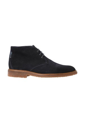 Bottines en daim noir à lacets à deux œillets, bout rond et semelle en caoutchouc avec une texture mouchetée.