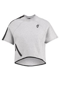 Šedý zkrácený svetr s krátkými rukávy, černou kapsou na zip na boku a černým logem na hrudi.