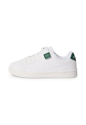 Niski biały sneaker z zielonymi akcentami, paskiem na rzep, sznurowaniem i wytłoczonym logo na boku i podeszwie.