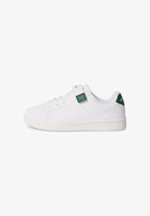Witte lage sneaker met groene accenten, klittenbandsluiting, vetersluiting en een reliëflogo op de zijkant en zool.