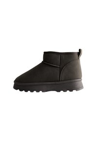 Botas de tobillo gris oscuro hechas de un material simil-suede, con puntera redonda, suela de goma texturizada y detalles de costura mínimos.