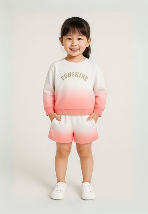 Hvid og lyserød ombre sweatshirt med "SUNSHINE" i guld bogstaver, parret med matchende lyserøde shorts. Blødt stof, rund halsudskæring, lomme detaljer.