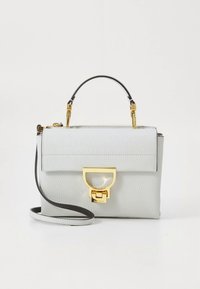 Grijze leren handtas met een gestructureerde vorm, voorzien van een handvat bovenaan, afneembare riem en een sluiting van goudkleurig metaal.