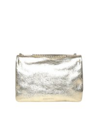Pochette en or métallique avec une surface lisse et réfléchissante, dotée d'une anse en chaîne argentée et d'une forme rectangulaire. Logo embossé sur le devant.