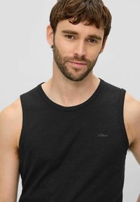 Schwarzes Baumwoll-Tanktops mit rundem Ausschnitt, ärmellosem Design und dezentem Markenlogo auf der Brust. Glatte Textur, lässiger Stil.