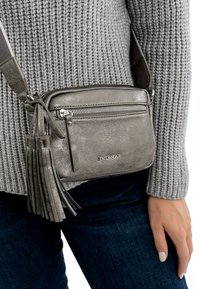 Šedá crossbody taška z texturované syntetické kůže s přední zipovou kapsou a detailem s třásněmi. Obsahuje nastavitelný popruh a vyražené logo.