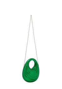 Grøn, blank håndtaske med et bølget design, der har en cirkulær udsnit og en sølvfarvet kædetras. Glat tekstur, moderne form.