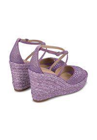 Sandali wedge viola con tacco in paglia intrecciata e accenti di strass. Caratterizzati da cinturini incrociati alla caviglia e design open toe.