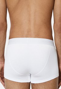 Weiße Baumwoll-Boxershorts mit einem weichen, elastischen Bund, der das "Marc O'Polo"-Logo trägt, und einer glatten Textur. Keine sichtbaren Muster oder Akzente.