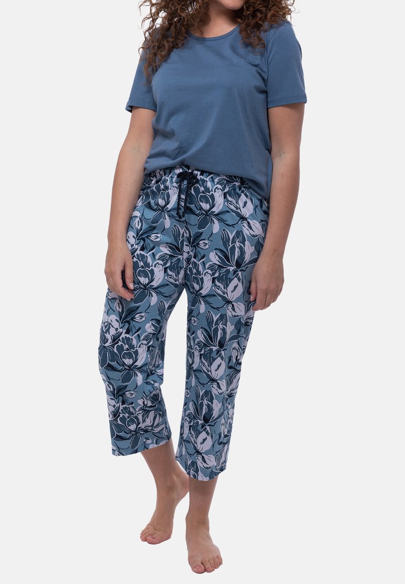 Dames blauwe t-shirt met korte mouwen en cropped broek met een bloemenpatroon in blauw, wit en zwart. De broek heeft een elastische tailleband.