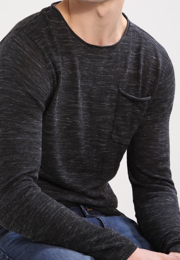 T-shirt tricot à manches longues gris foncé avec un col ras du cou et une petite poche sur la poitrine, présentant un motif texturé et subtil de nuance mélangée.