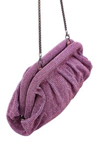 Borsa a pochette viola, decorata con piccoli cristalli e caratterizzata da un design arricciato, dotata di una tracolla per il trasporto.