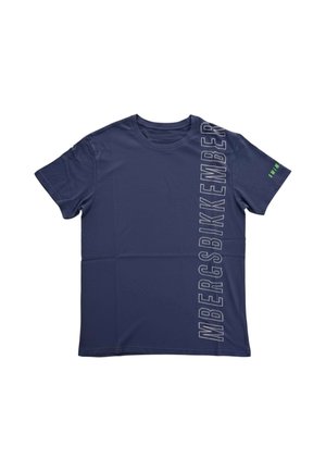 T-shirt blu navy a maniche corte con grande testo verticale "MBERGS BIKKEMBERGS" sul lato destro frontale e piccolo testo verde sulla manica sinistra.