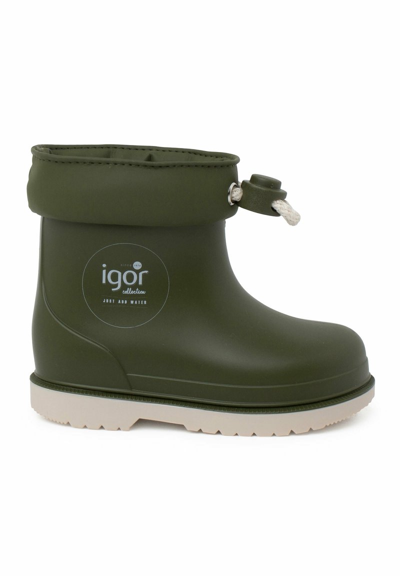 Bota de lluvia de goma verde con un cuello doblado, lazo de cuerda blanca y suela texturizada beige. Presenta un logotipo en el lateral.