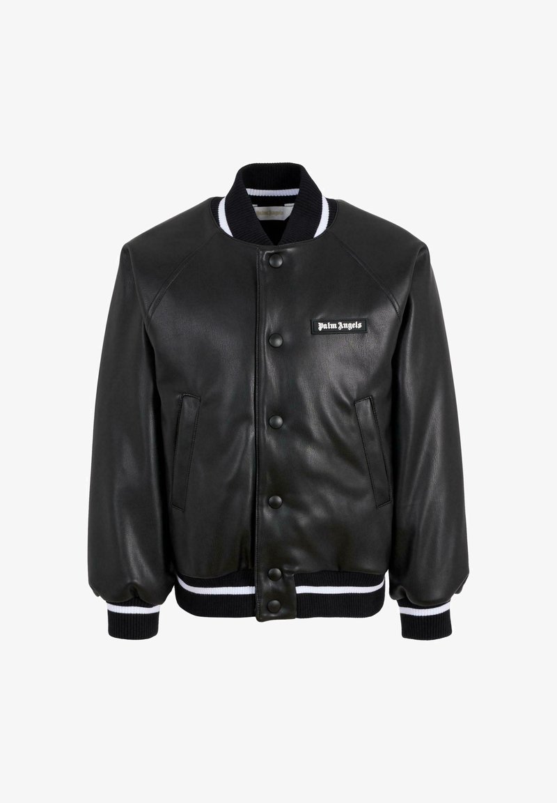 Giacca varsity nera in pelle con bottoni a pressione, polsini e colletto a coste, caratterizzata da una toppa logo bianca sul lato sinistro del petto.