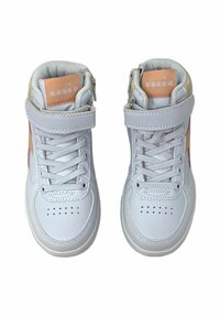 Sneaker alte bianche realizzate in materiale sintetico con una texture liscia, dotate di un cinturino in velcro e un accento rosa sul lato.