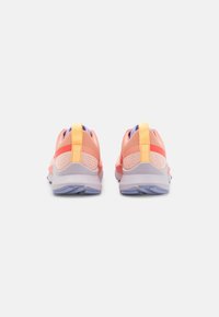 Scarpe sportive con una tomaia in rete traspirante di colore rosa chiaro e corallo, accentuate da dettagli gialli e viola. Caratterizzano una suola ammortizzata e linguette per facilitare l'indossamento.