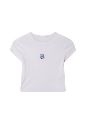 Biała bawełniana koszulka z krótkim rękawem, z niebieskim haftowanym misiem na przodzie. Prosty krój z okrągłym dekoltem, luźny fason.