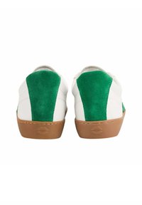 Baskets blanches avec des accents en suede vert sur le talon et les côtés. Présentent une semelle en caoutchouc avec une finition marron clair et des détails de couture simples.